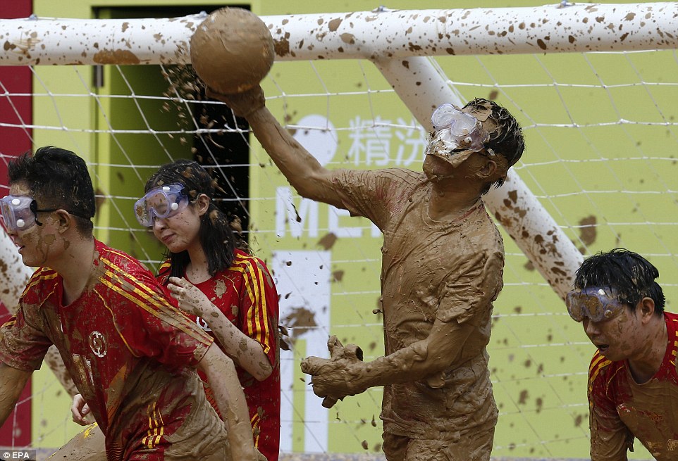 بەوێنە.. تۆپی پێی نێو قوڕولیتە لە جیهاندا بەرەو گەشەسەندن دەچێت